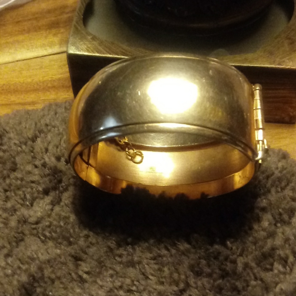 Bariek Gold Tone bracelet w/chain & clasp